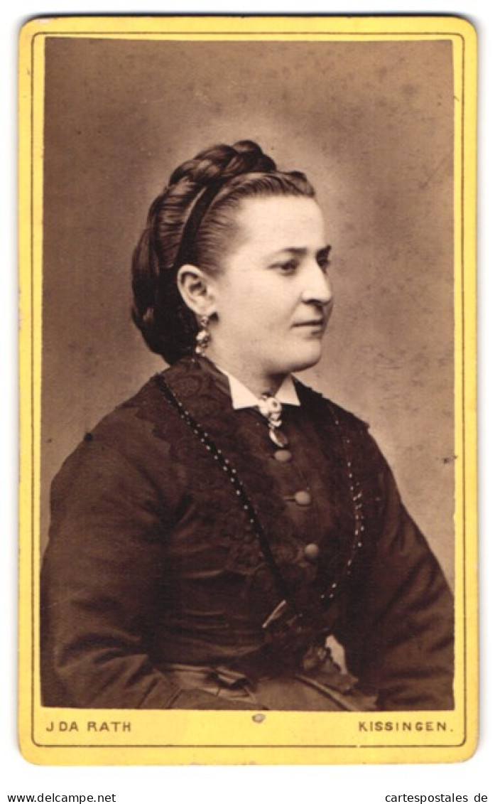 Fotografie Ida Rath, Kissingen, Salinenstr., Portrait Junge Dame Im Dunklen Kleid Mit Zurückgebundenen Haaren  - Personnes Anonymes