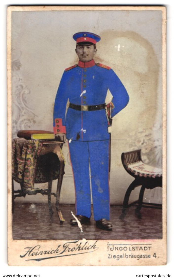 Fotografie Heinrich Fröhlich, Ingolstadt, Ziegelbräugasse 4, Soldat In Blauber Uniform Mit Bajonett, Hand Koloriert  - War, Military