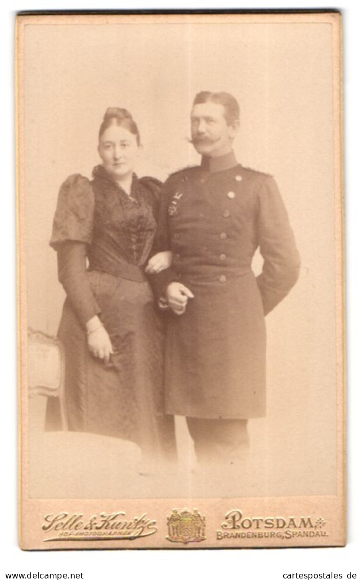 Fotografie Selle & Kuntze, Potsdam, Schwertfegerstr. 14, Soldat Schoenback In Uniform Mit Orden Nebst Seiner Frau Alma  - Krieg, Militär