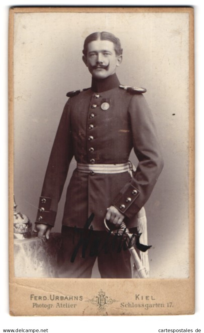 Fotografie Ferd. Urbahns, Kiel, Schlossgarten 17, Soldat Walther In Uniform Mit Orden Und Pickelhaube, Epauletten, 1899  - Krieg, Militär