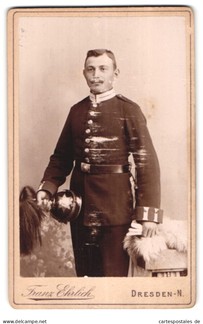 Fotografie Franz Ehrlich, Dresden, Portrait Sächsischer Soldat In Gardeuniform Mit Pickelhaube Rosshaarbusch  - Guerre, Militaire