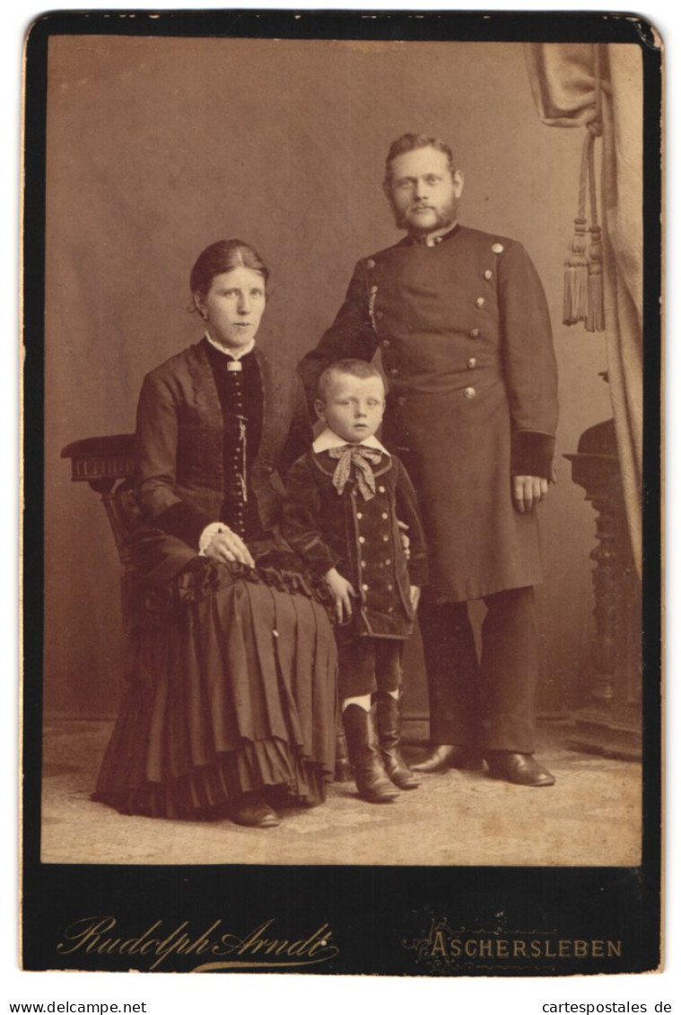 Fotografie Rudolph Arndt, Aschersleben, Uffz. In Uniform Nebst Frau Und Sohn Im Atelier, Kriegsausmarsch  - War, Military