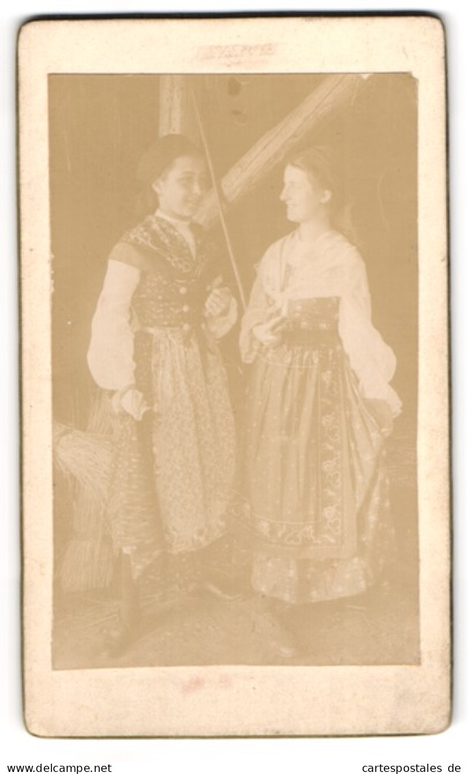 Fotografie Unbekannter Fotograf Und Ort, Portrait Zwei Mädchen Lisl Und Annerl In Trachtenkleidern Zum Fasching, 1905  - Personnes Anonymes
