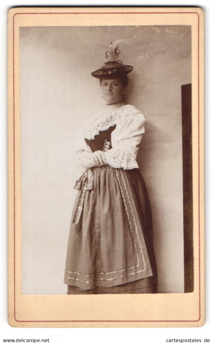 Fotografie Unbekannter Fotograf Und Ort, Portrait Junge Frau Im Trachtenkleid Mit Schürze Zum Fasching, 1899  - Personnes Anonymes