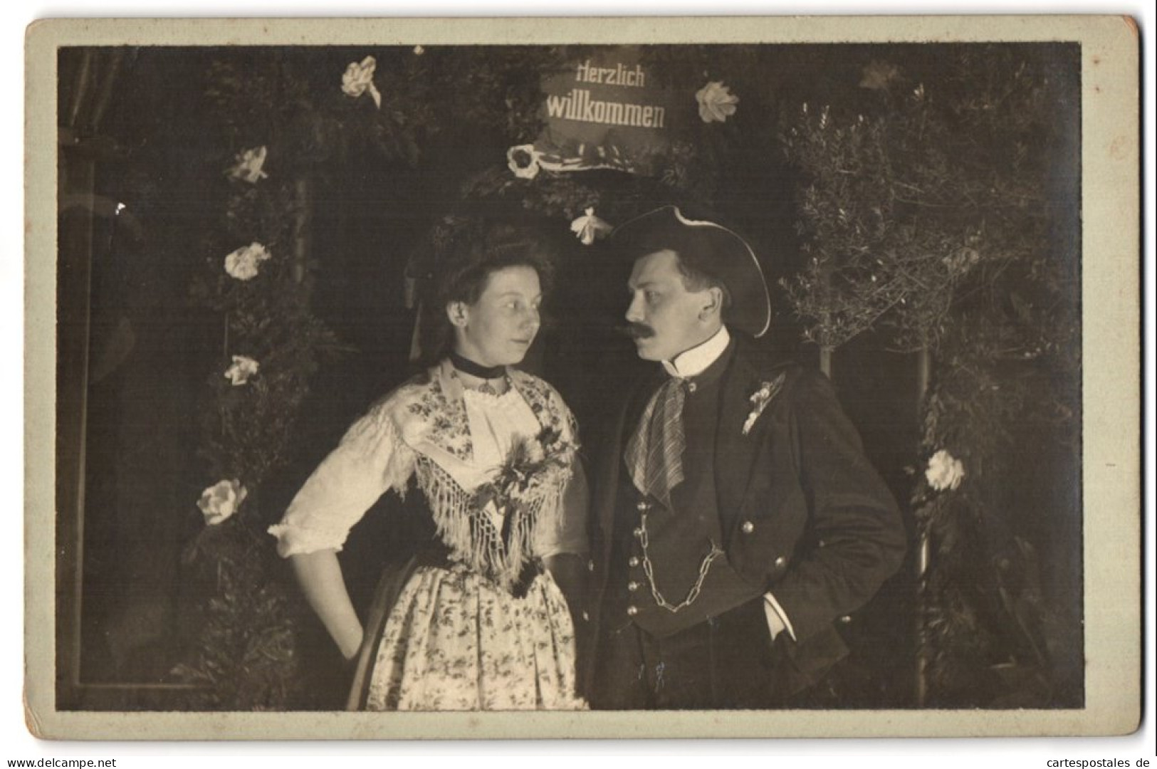 Fotografie Unbekannter Fotograf Und Ort, Portrait Frau Und Mann In Kostümen Zum Fasching  - Personnes Anonymes