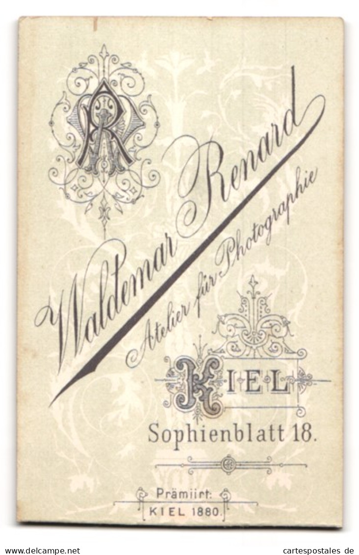 Fotografie Waldemar Renard, Kiel, Sophienblatt 18, Kleines Mädchen Im Samtkleid Mit Schaukelpferd Und Gerte  - Anonymous Persons