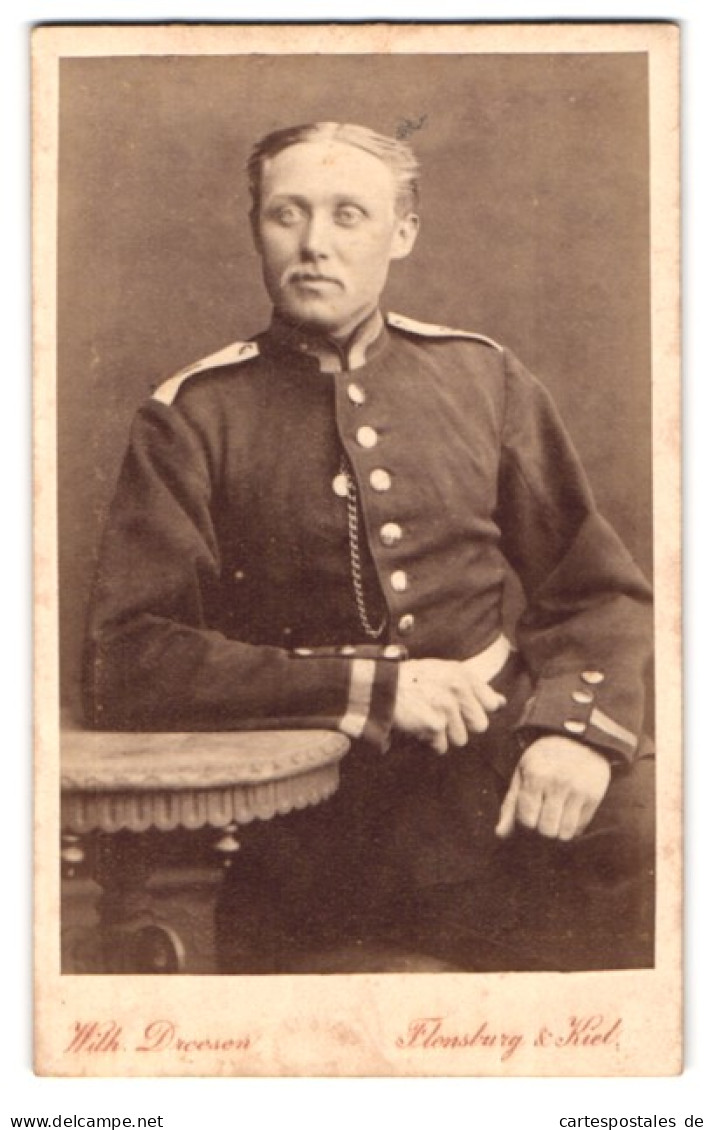 Fotografie Wilh. Dreesen, Flensburg, Soldat In Uniform Mit Uhrenkette Und Mittelscheitel  - Guerre, Militaire