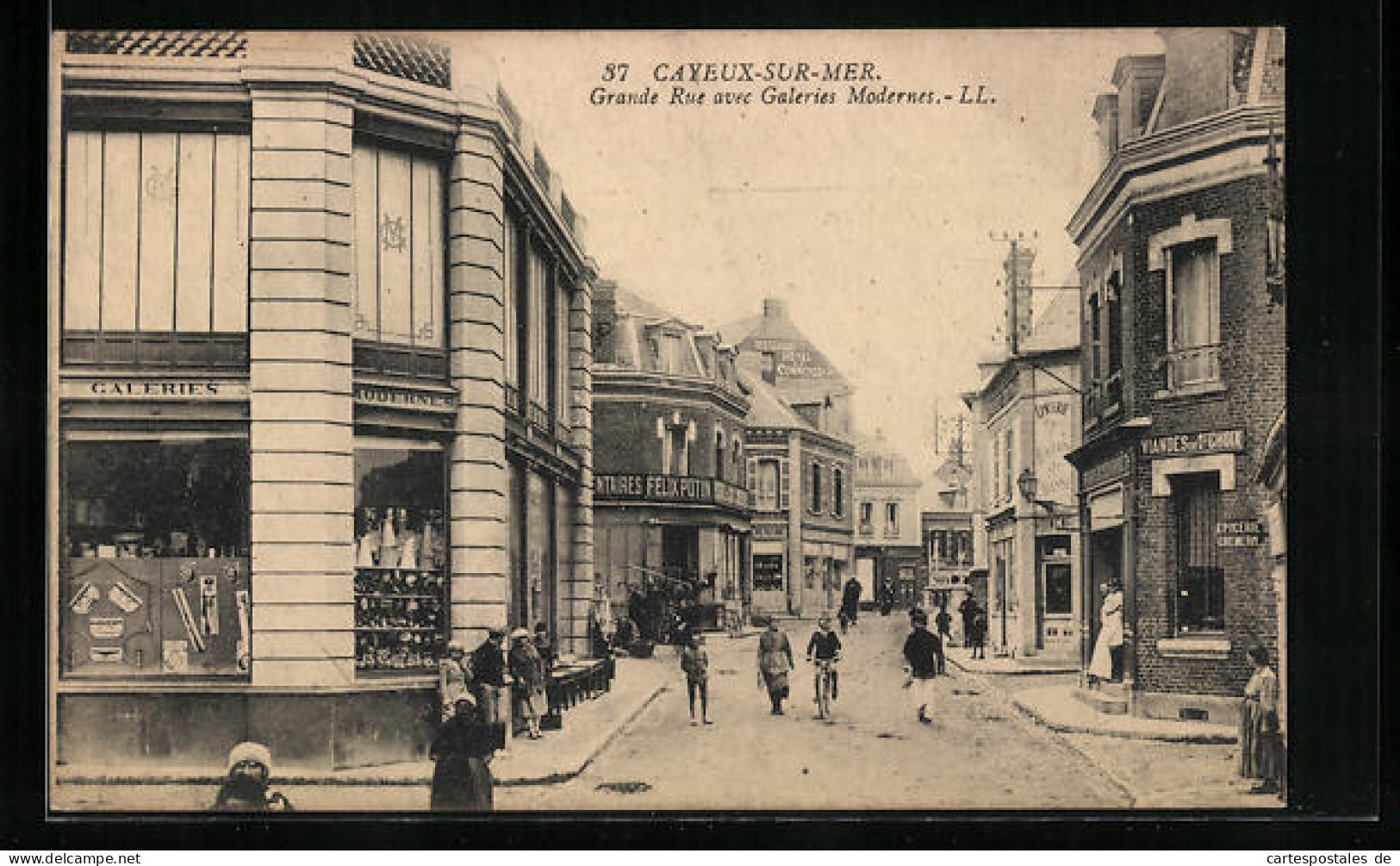 CPA Cayeux-sur-Mer, Grande Rue Avec Galeries Modernes  - Cayeux Sur Mer