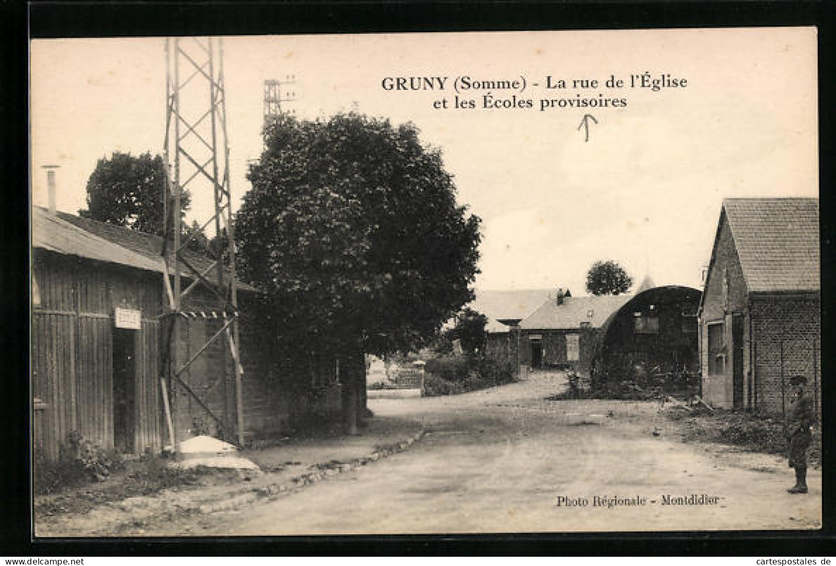 CPA Gruny, La Rue De L`Église Et Les Écoles Provisoires  - Otros & Sin Clasificación