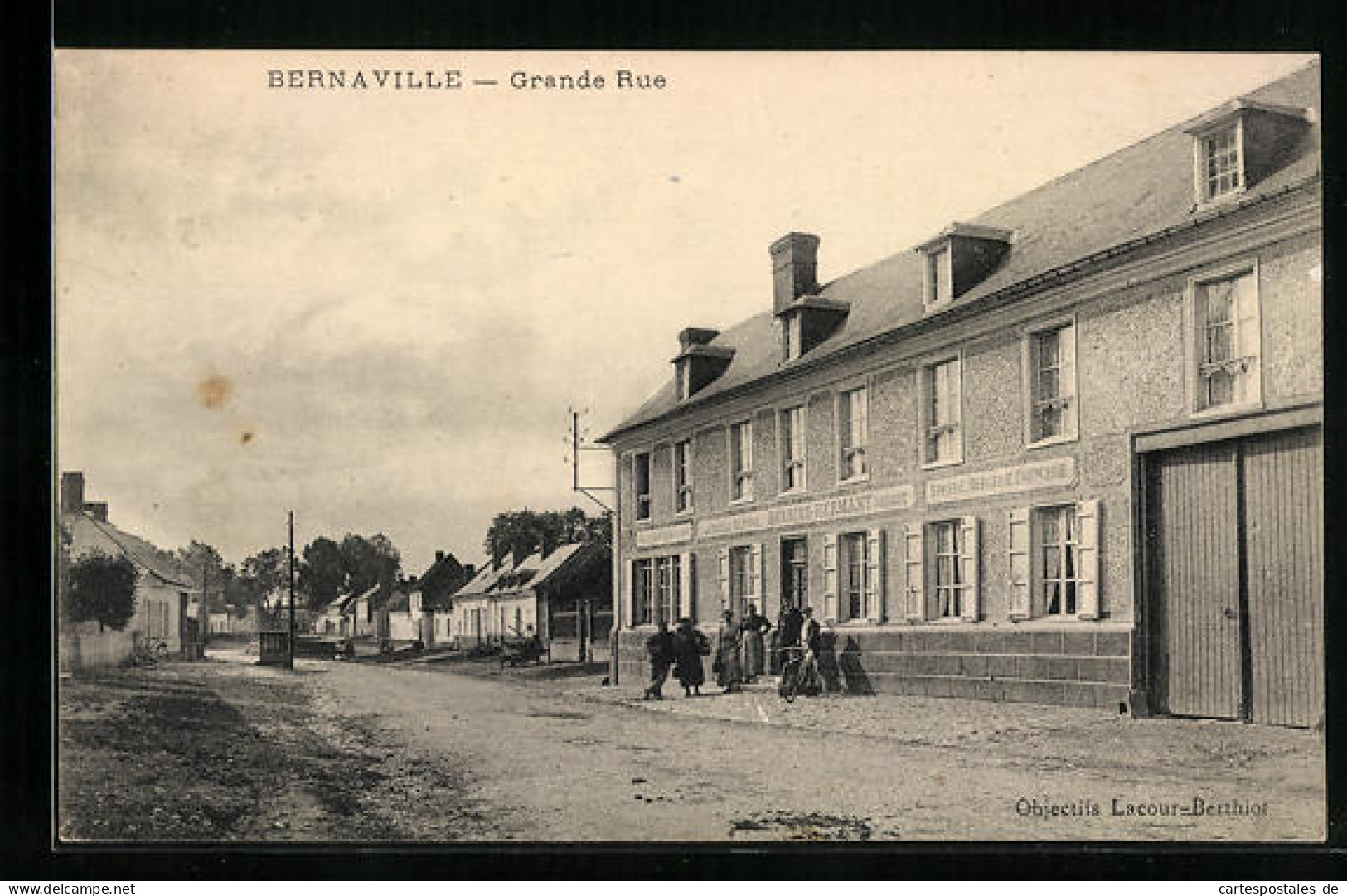 CPA Bernaville, Grande Rue, Vue De La Rue  - Rue