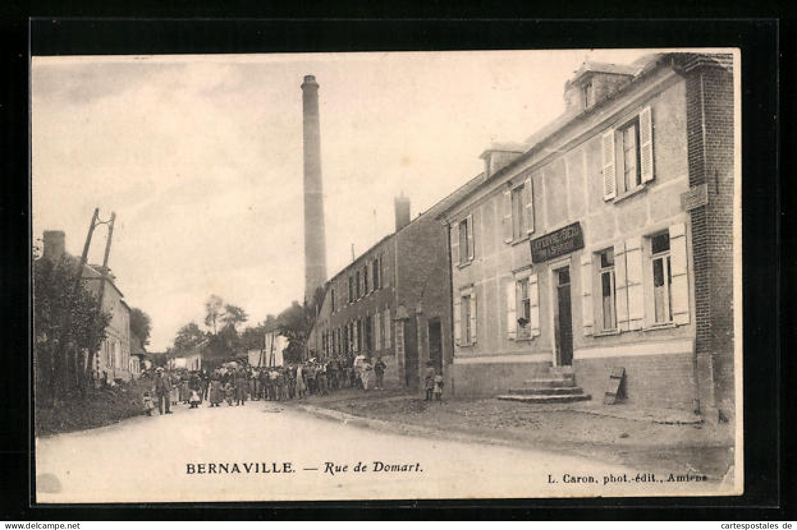 CPA Bernaville, Rue De Domart, Vue De La Rue  - Autres & Non Classés