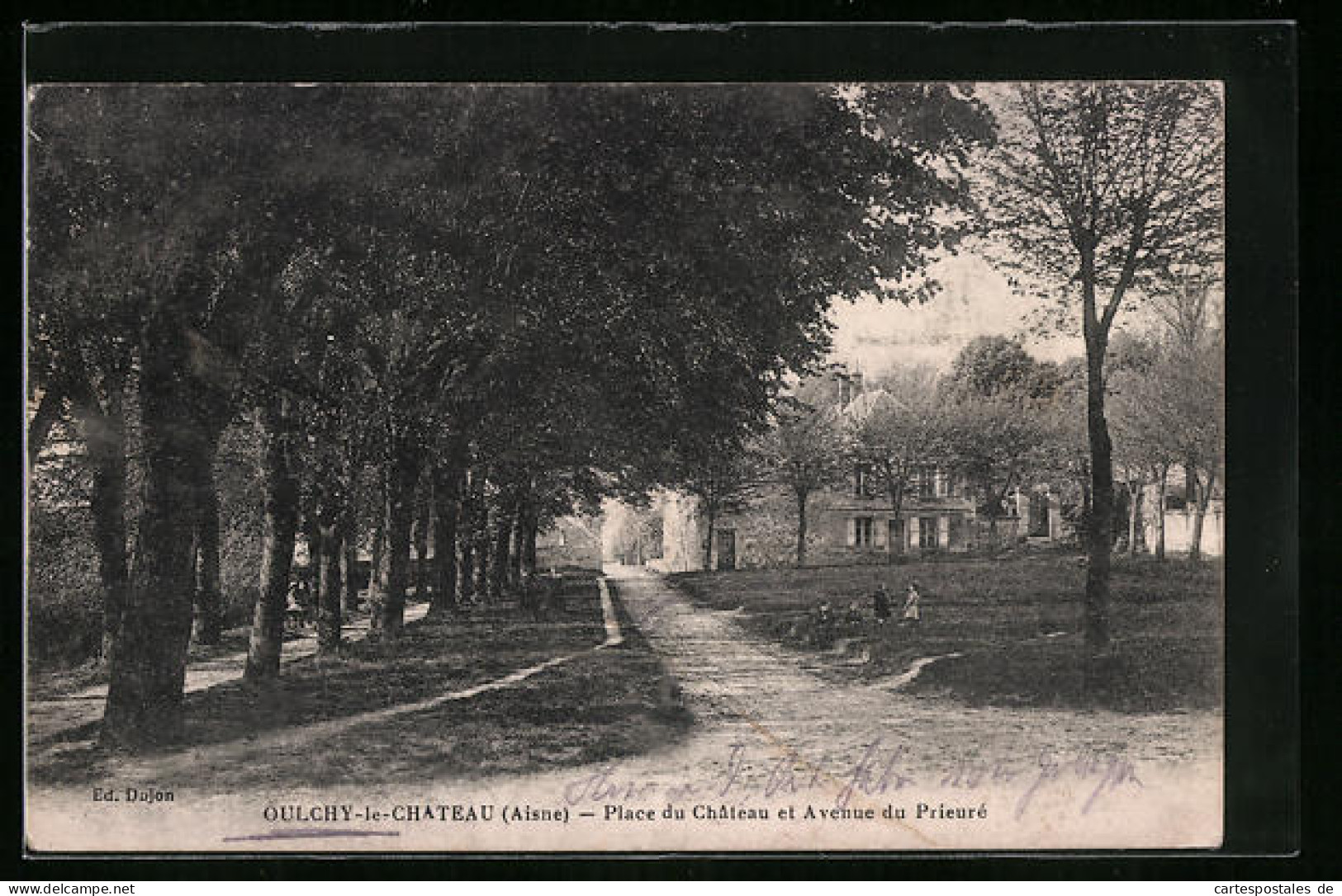 CPA Oulchy-le-Chateau, Place Du Château Et Avenue Du Prieuré  - Andere & Zonder Classificatie