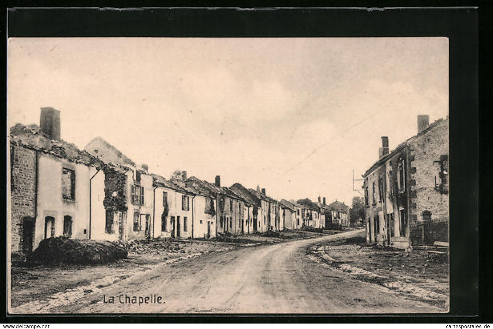 CPA La Chapelle, Vue De La Rue Avec Des Maisons En Ruines  - Other & Unclassified