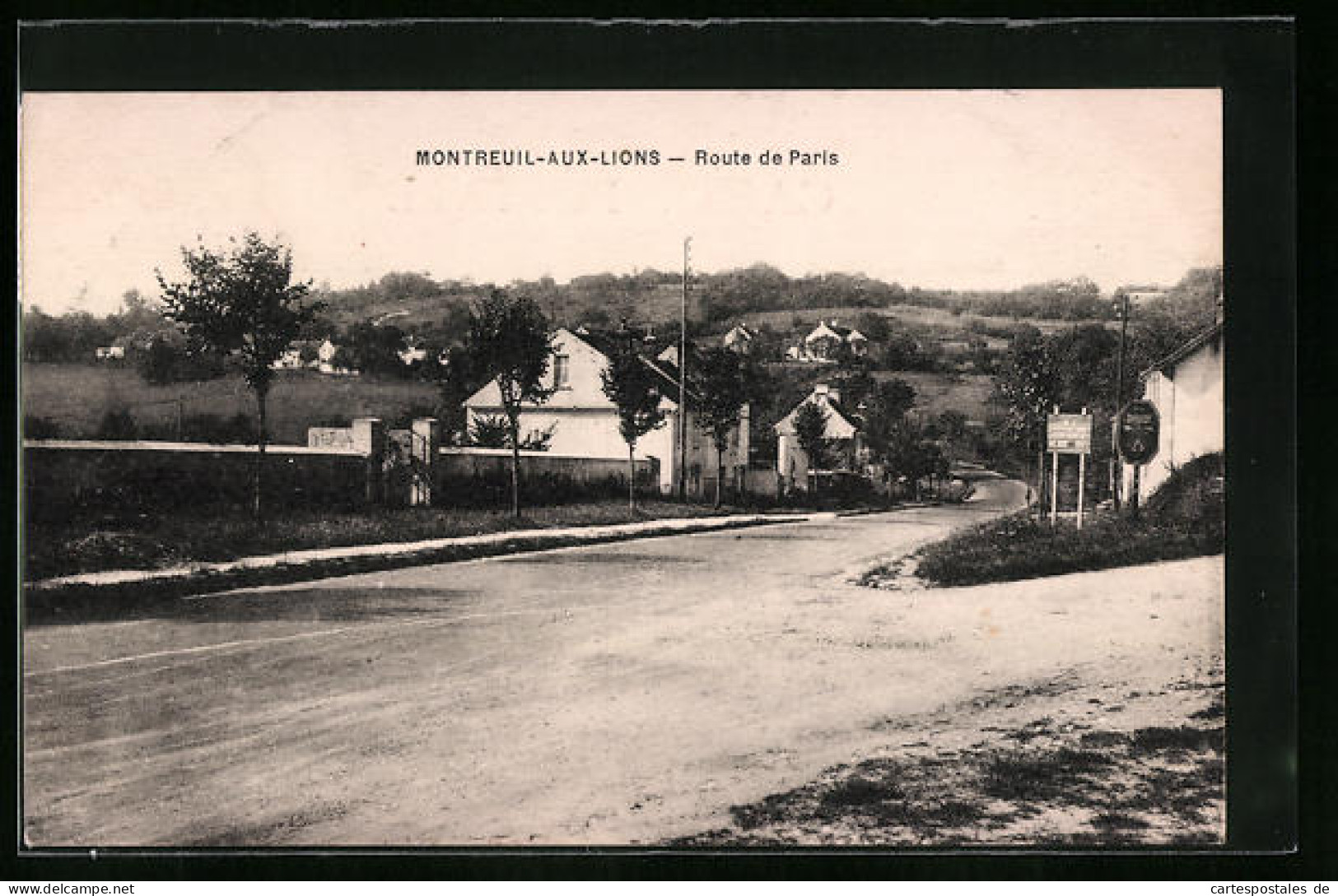 CPA Montreuil-aux-Lions, Route De Paris  - Other & Unclassified