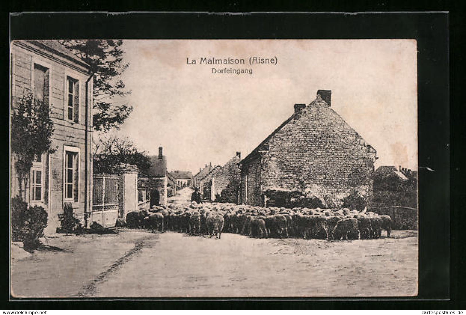 CPA La Malmaison, Dorfeingang Et Hirte Avec Moutonsn  - Other & Unclassified