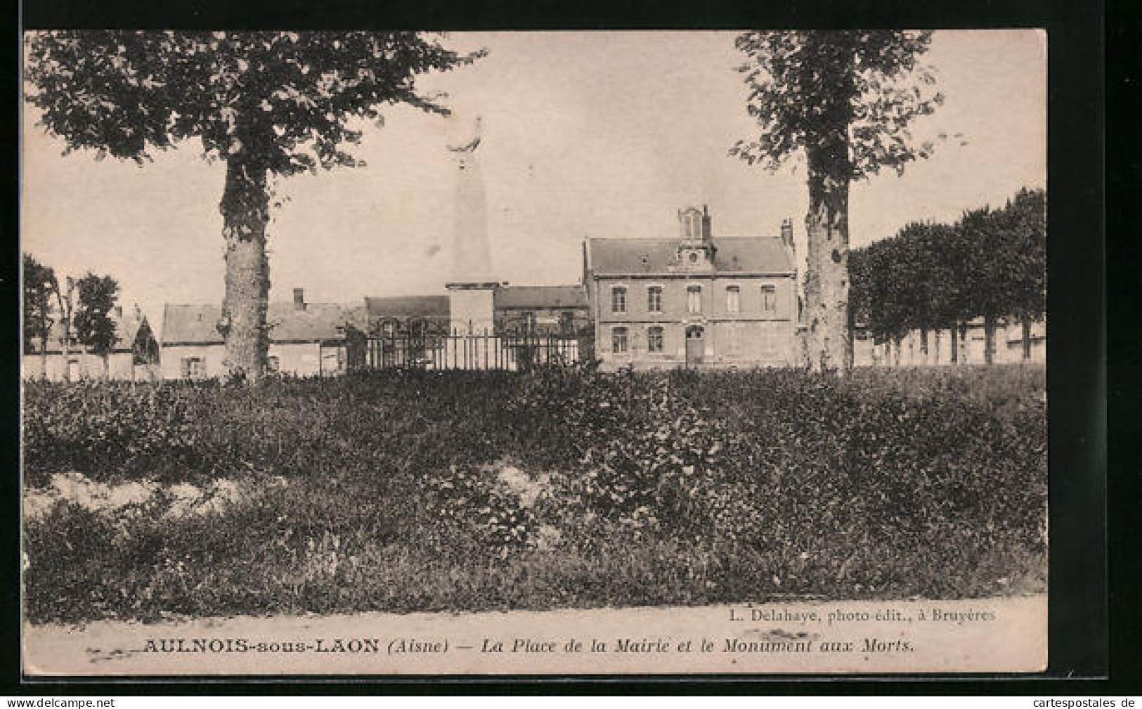 CPA Aulnois-sous-Laon, La Place De La Mairie Et Le Monument Aux Morts  - Laon