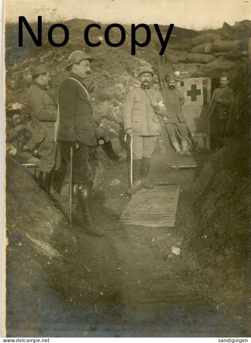 PHOTO FRANCAISE - BRANCARDIERS AU POSTE DE SECOURS D'EIX PRES DE DOUAUMONT - VERDUN MEUSE - GUERRE 1914 1918 - Guerre, Militaire