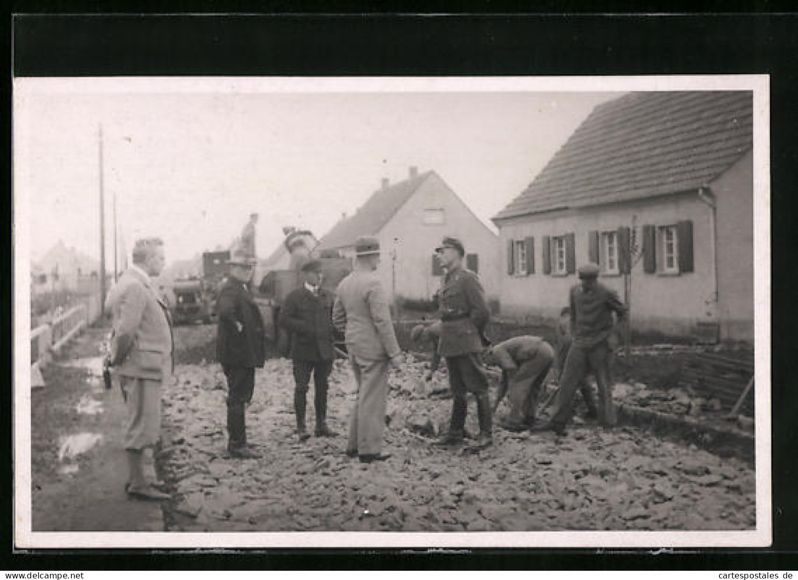 Foto-AK Soldat Spricht Mit Strassenbauern  - Autres & Non Classés