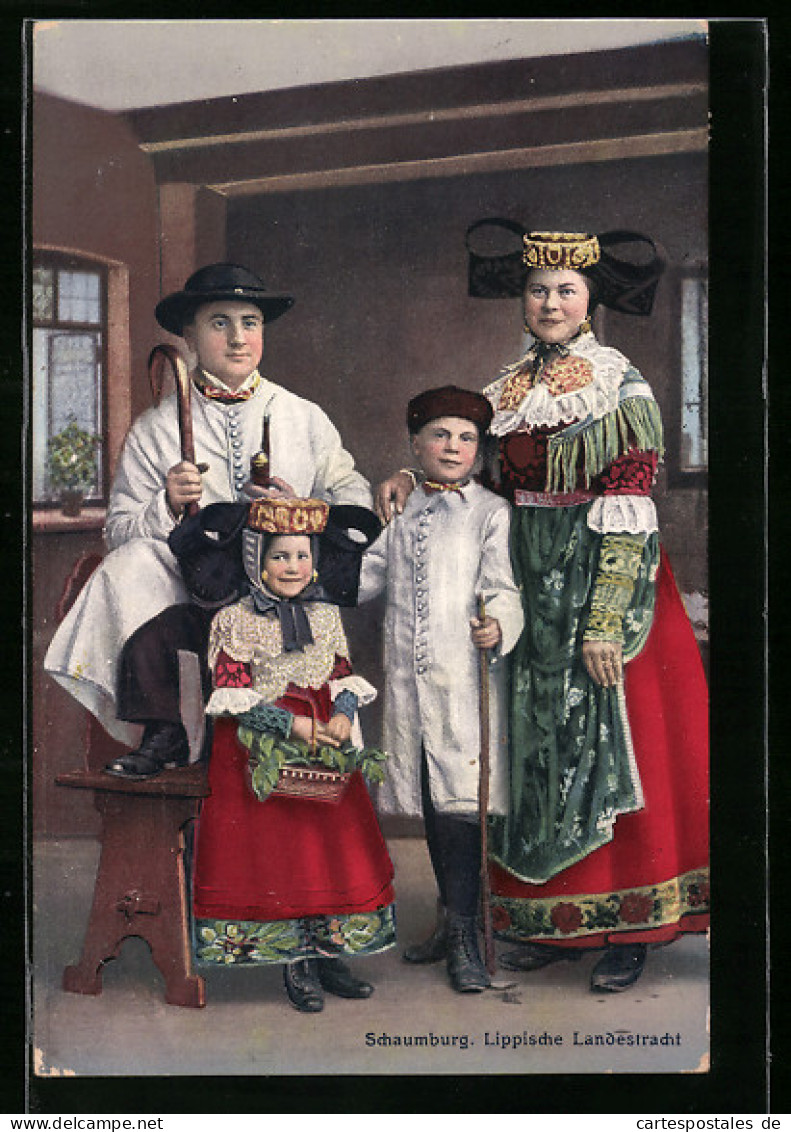 AK Familie In Schaumburg-Lippischer Landestracht  - Costumes