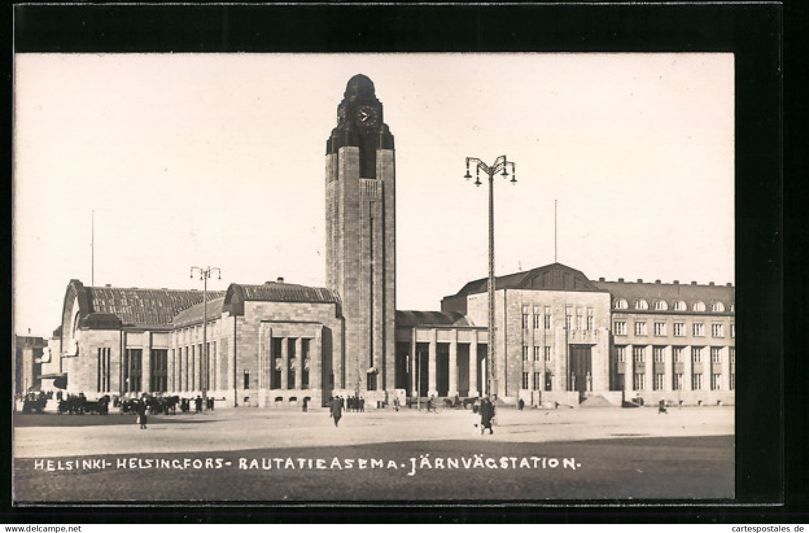 AK Helsinki, Strassenpartie Am Bahnhof  - Finnland