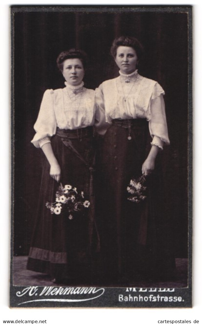 Fotografie A. Wehmann, Melle, Bahnhofstrasse, Zwei Junge Damen In Weisser Bluse Und Rock  - Anonyme Personen