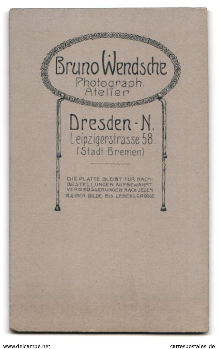 Fotografie Bruno Wendsche, Dresden-N., Leipzigerstrasse 58, Kleinkind Im Hemd Mit Einem Spielzeugpferd  - Personnes Anonymes