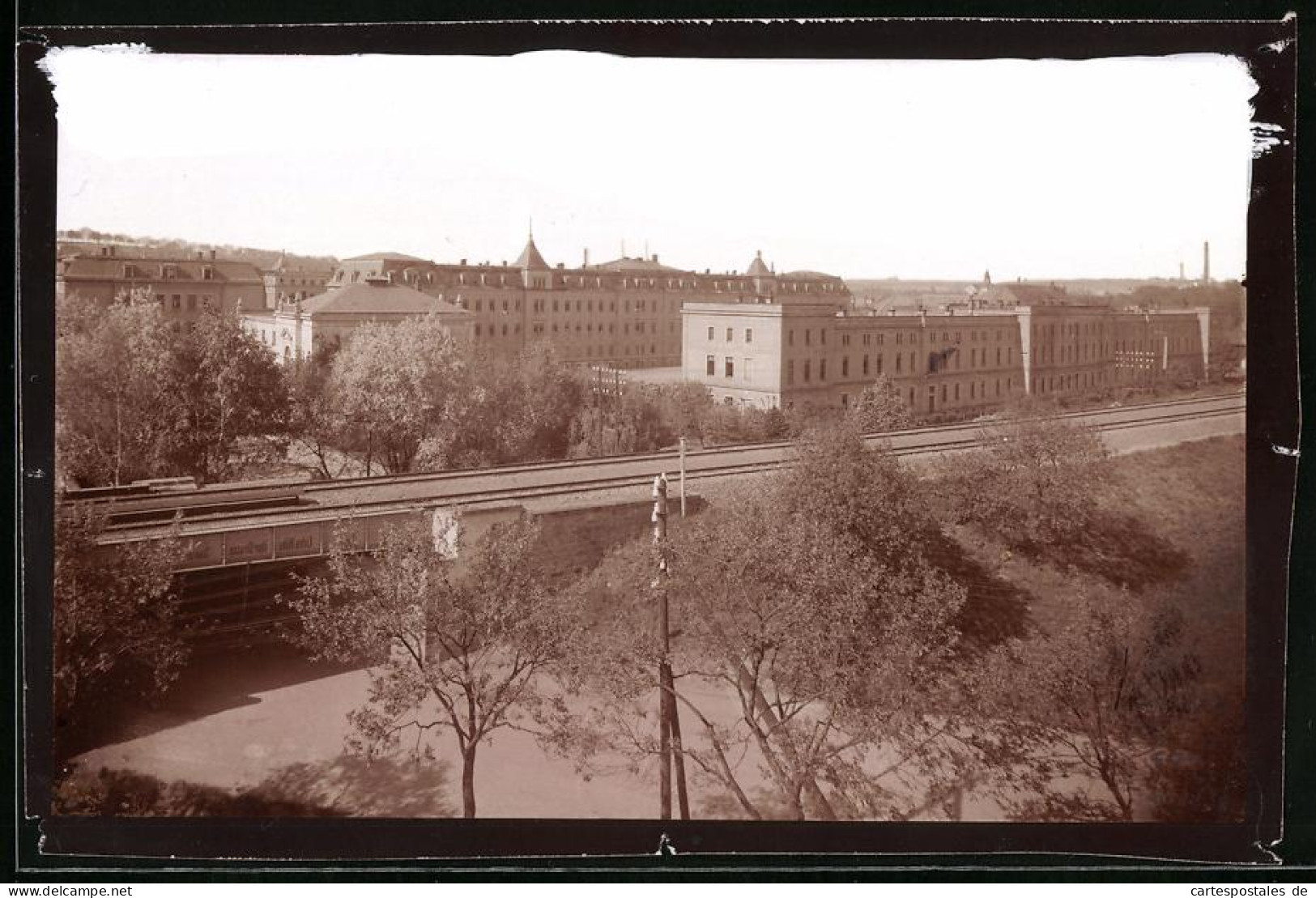 Fotografie Brück & Sohn Meissen, Ansicht Döbeln I. Sa., Eisenbahnschienen, Kaserne Des 11. Infanterie-Regiments Nr.   - Orte