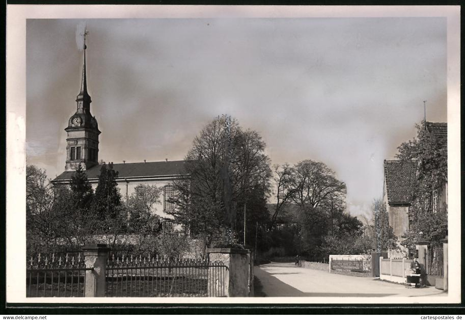 Fotografie Brück & Sohn Meissen, Ansicht Niederau B. Dresden, Blick In Die Kirchstrasse Mit Der Kirche  - Lieux