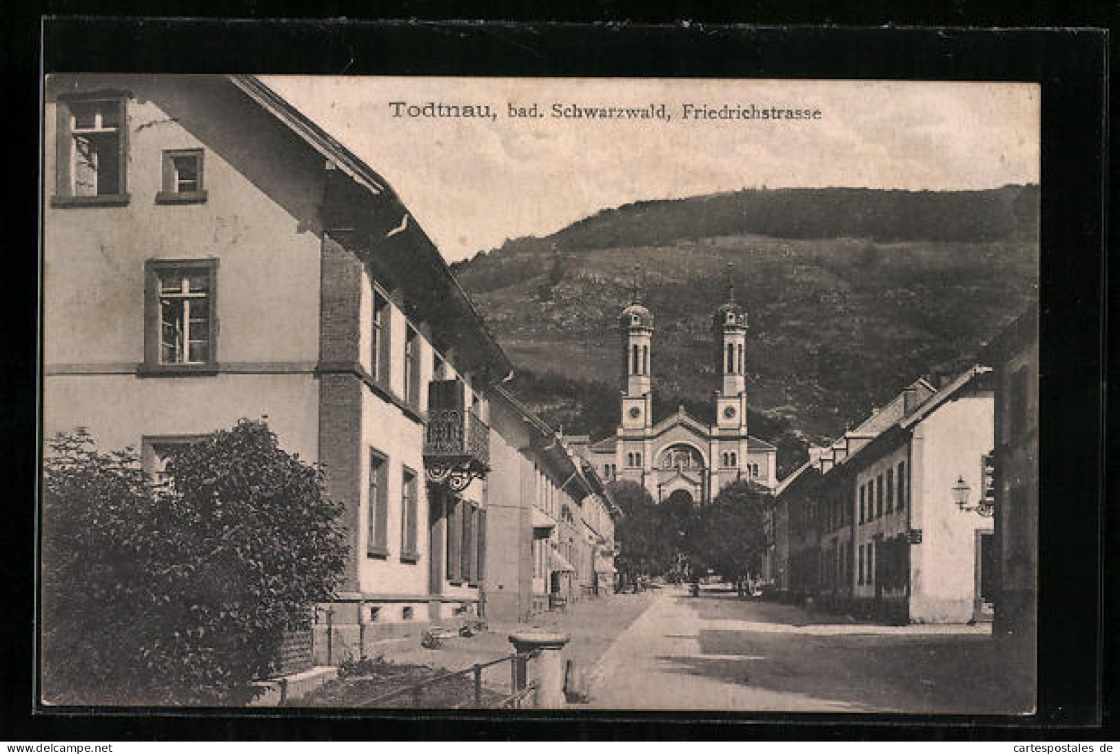 AK Todtnau Bad. Schwarzwald, Strassenpartie Der Friedrichstrasse Mit Blick Auf Die Kirche  - Todtnau