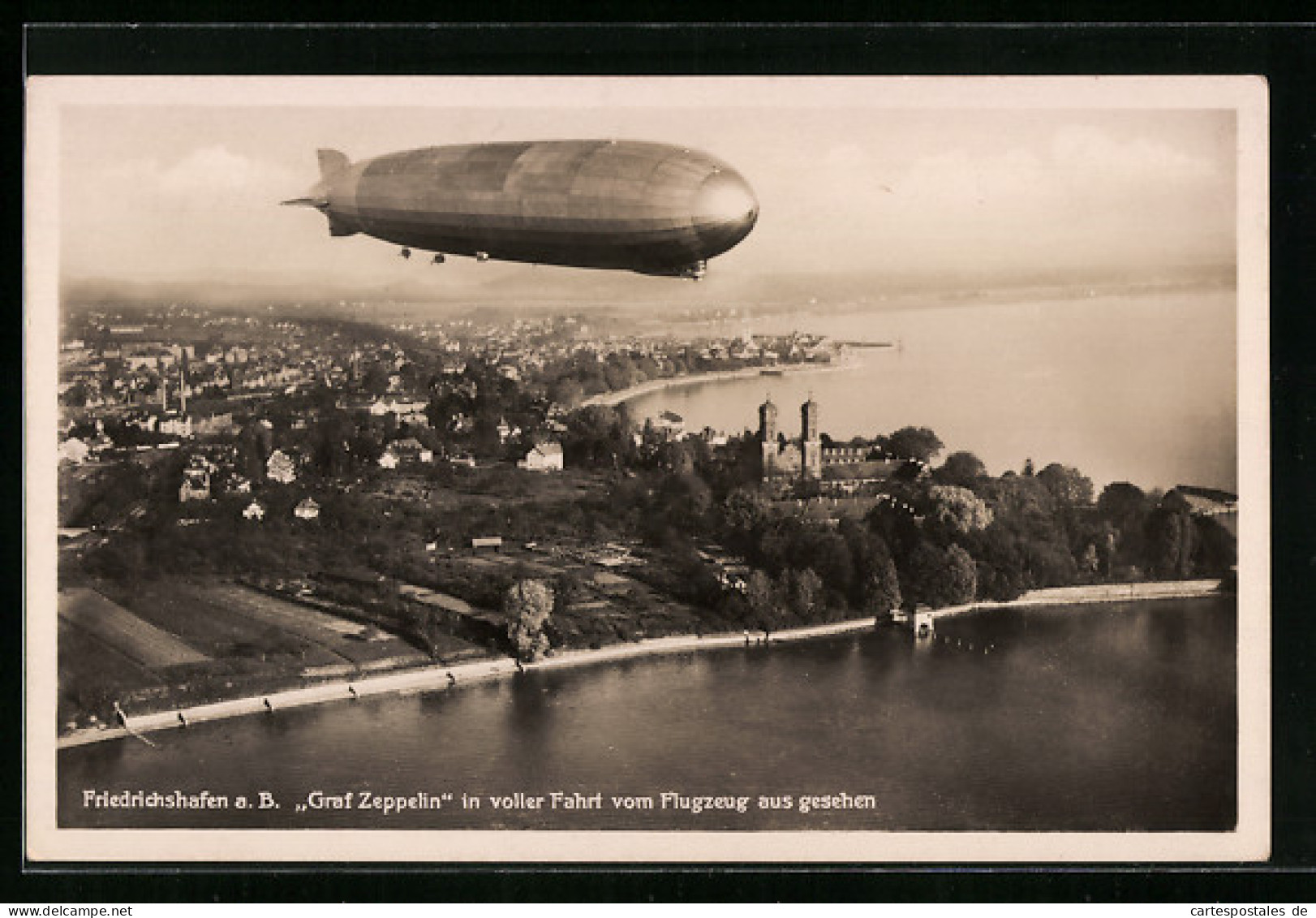 AK Friedrichshafen, Graf Zeppelin In Voller Fahrt  - Dirigeables