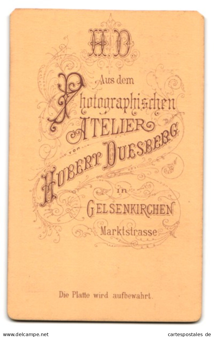 Fotografie Hubert Duesberg, Gelsenkirchen, Marktstrasse, Gestanndener Herr Im Anzug  - Personnes Anonymes