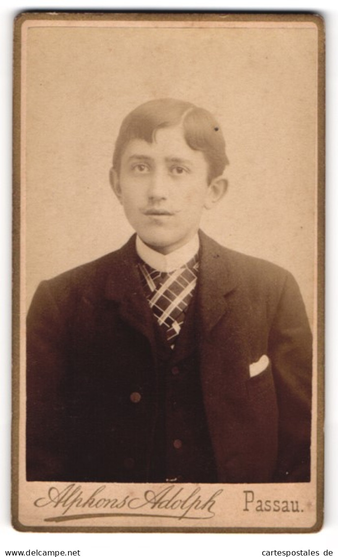Fotografie Alphons Adolph, Passau, Kl. Exerzier-Platz, Junger Mann Im Anzug Mit Krawatte  - Anonyme Personen
