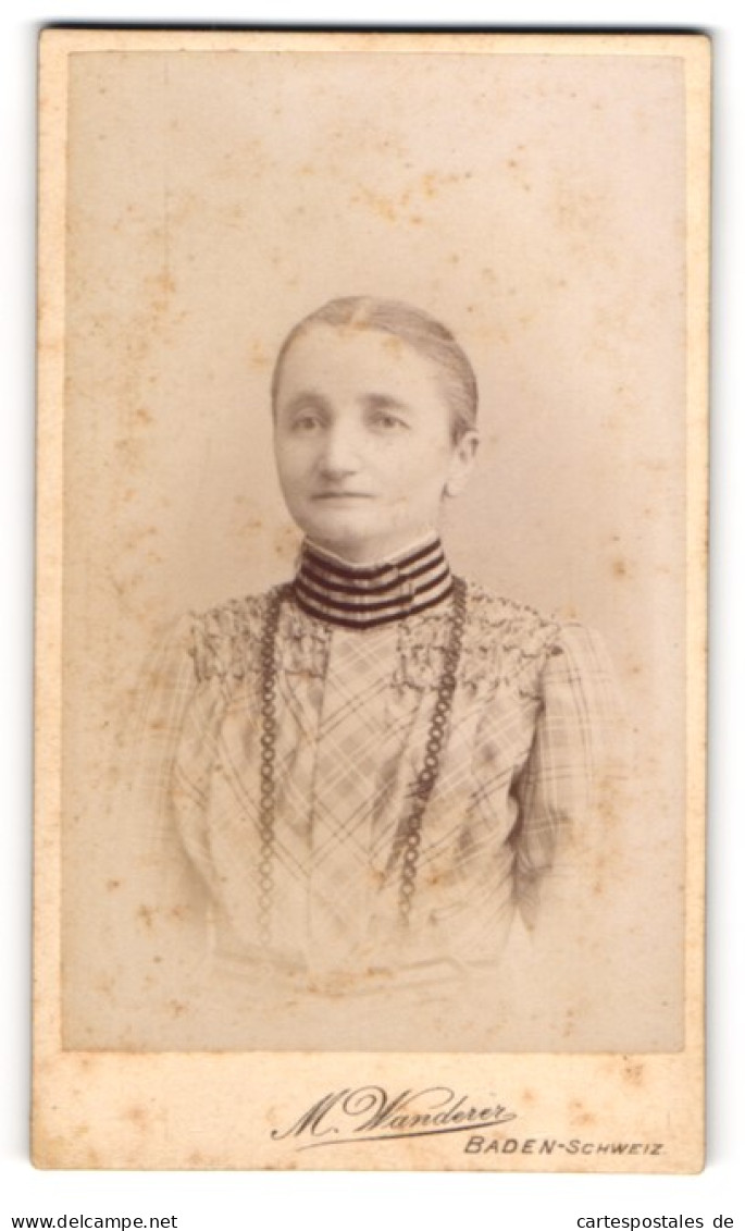 Fotografie M. Wanderer, Baden-Schweiz, Zürcherstr. 112, Junge Dame Im Karierten Kleid  - Anonyme Personen