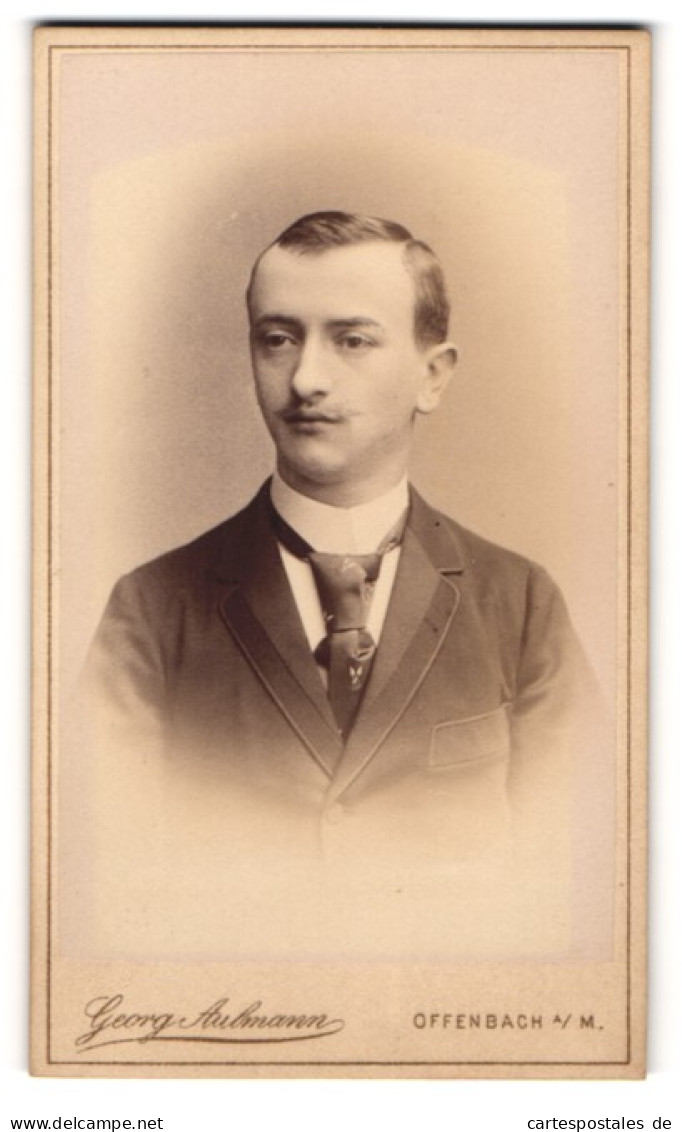Fotografie Georg Aulmann, Offenbach A. M., Hospitalstr. 16, Junger Herr Im Anzug Mit Krawatte  - Anonieme Personen