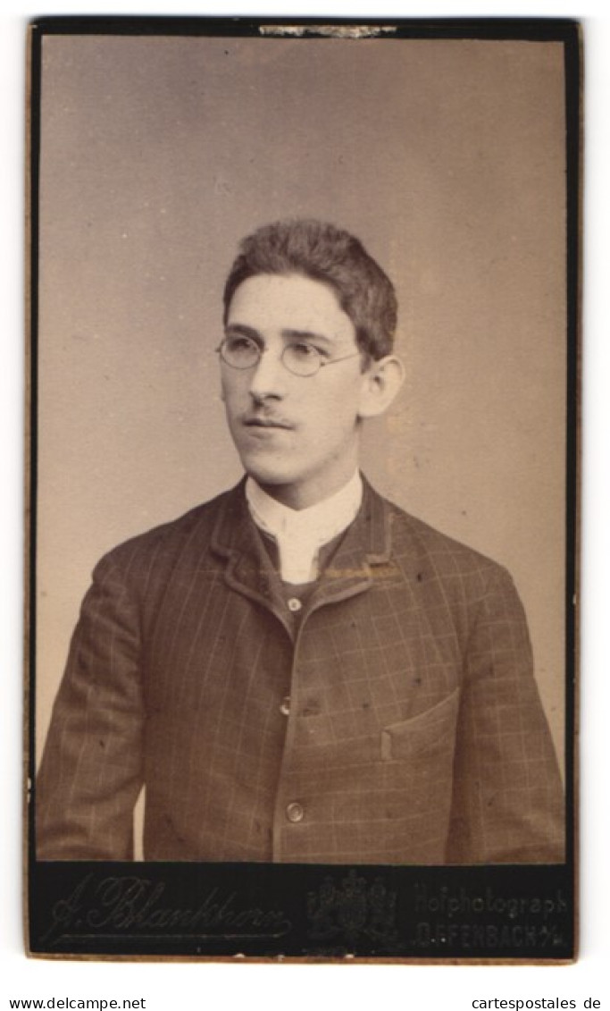 Fotografie Albert Blankborn, Offenbach A. M., Frankfurterstr. 37, Junger Mann Im Karierten Anzug Mit Brille  - Personnes Anonymes