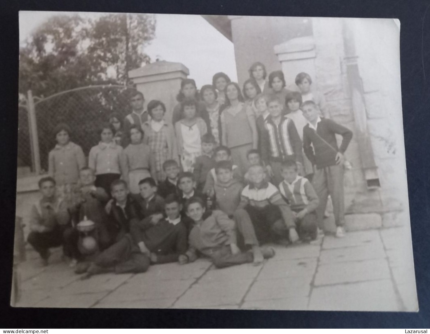 #21   Photo Noir Et Blanc Garçon Fille Photo D’école Photo De Groupe / Boy Girl School Photo Group Photo - Anonieme Personen