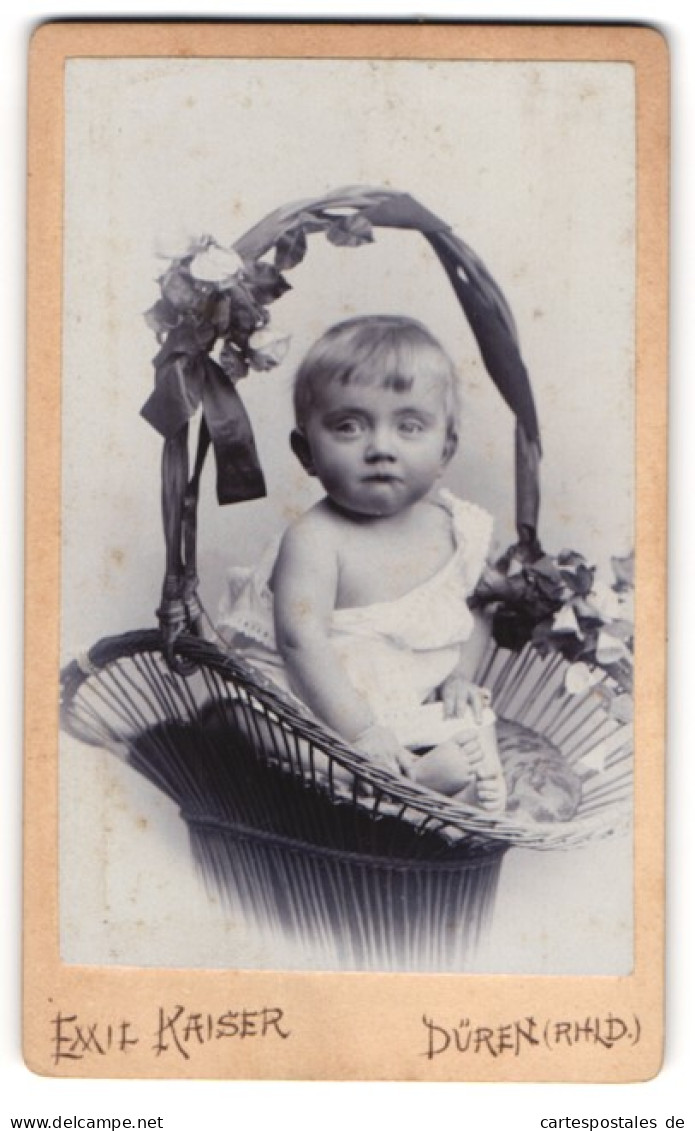 Fotografie Emil Kaiser, Düren / Rhld., Kleinkind Sitzt In Einem Weidenkorb Mit Blumen  - Anonieme Personen