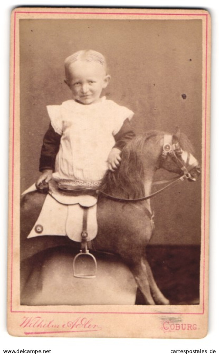 Fotografie Wilhelm Adler, Coburg, Kleines Kind Mit Schaukelpferd Im Atelier  - Anonyme Personen