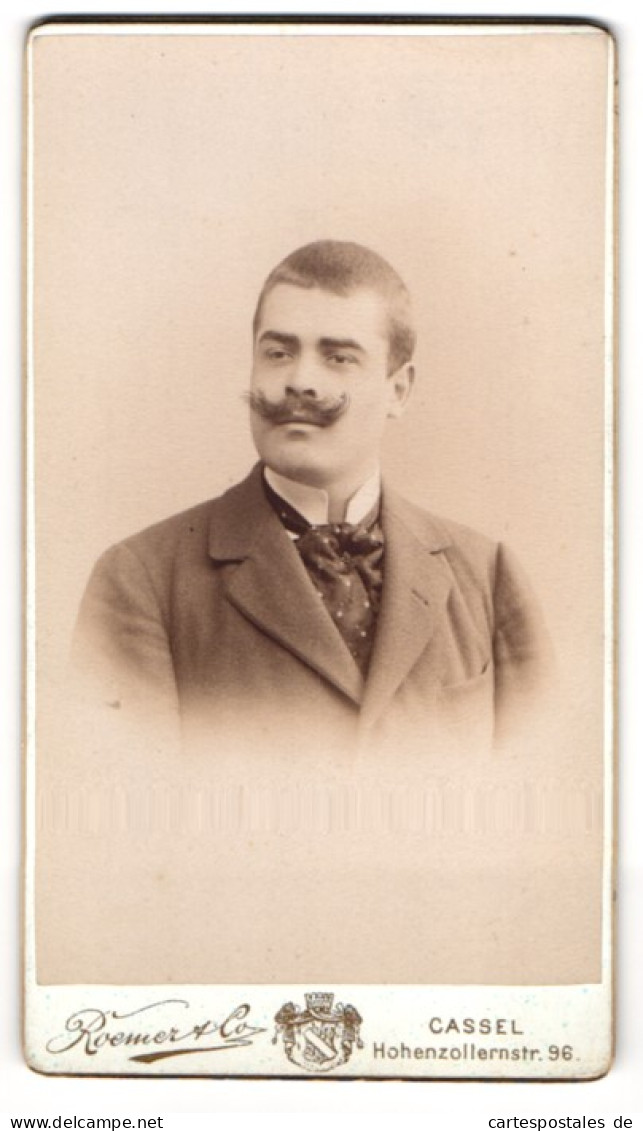 Fotografie Roemer & Co., Cassel, Herr Kr. Messing Im Anzug Mit Moustache, 1900  - Anonieme Personen