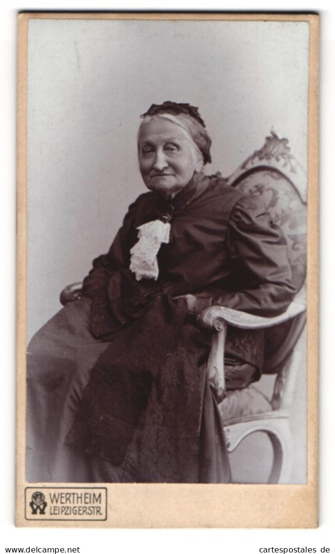 Fotografie Wertheim, Berlin, ältere Frau Karoline Im Dunklen Kleid, 1910  - Anonieme Personen