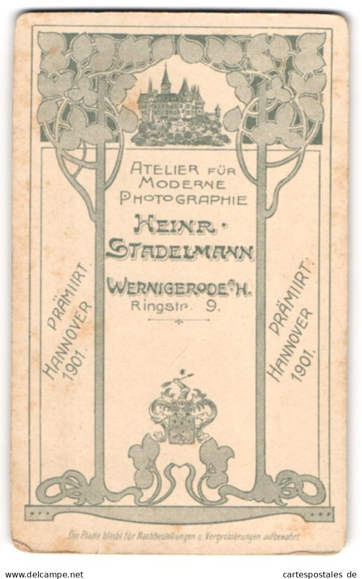 Fotografie Heinrich Stadelmann, Wernigerode, Schloss Wernigerode, Königliches Wappen, Umrandund Baum Im Jugendstil  - Anonyme Personen
