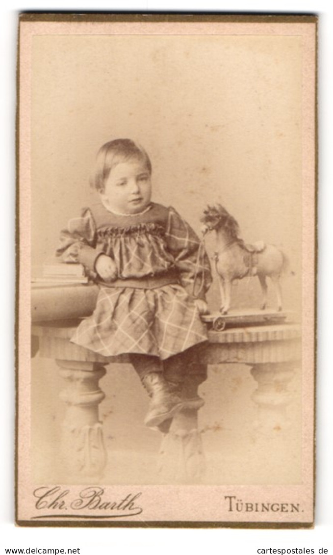 Fotografie Chr. Barth, Tübingen, Kleines Mädchen Mit Ihrem Spielzeug Pferdchen Auf Rollen  - Anonyme Personen