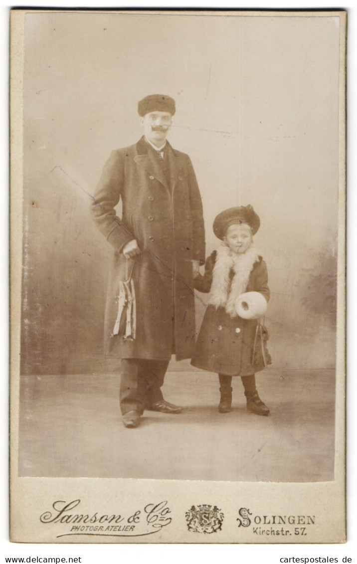 Fotografie Samson & Co., Solingen, Vater Mit Seiner Tochter Und Schlittschuhen In Winterkleidung, Muff, 1904  - Anonyme Personen