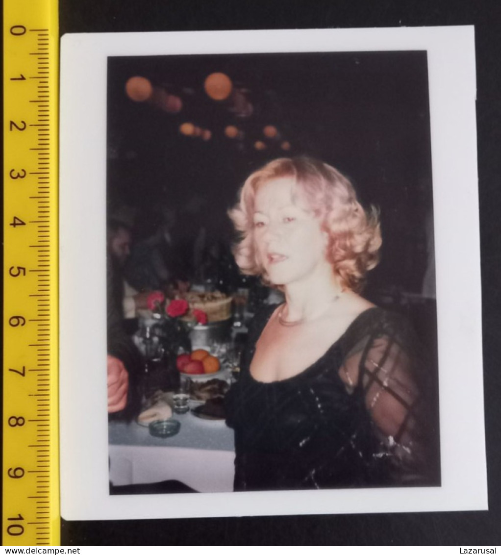 #21   Anonymous Persons - Woman Femme Polaroid - Anonyme Personen