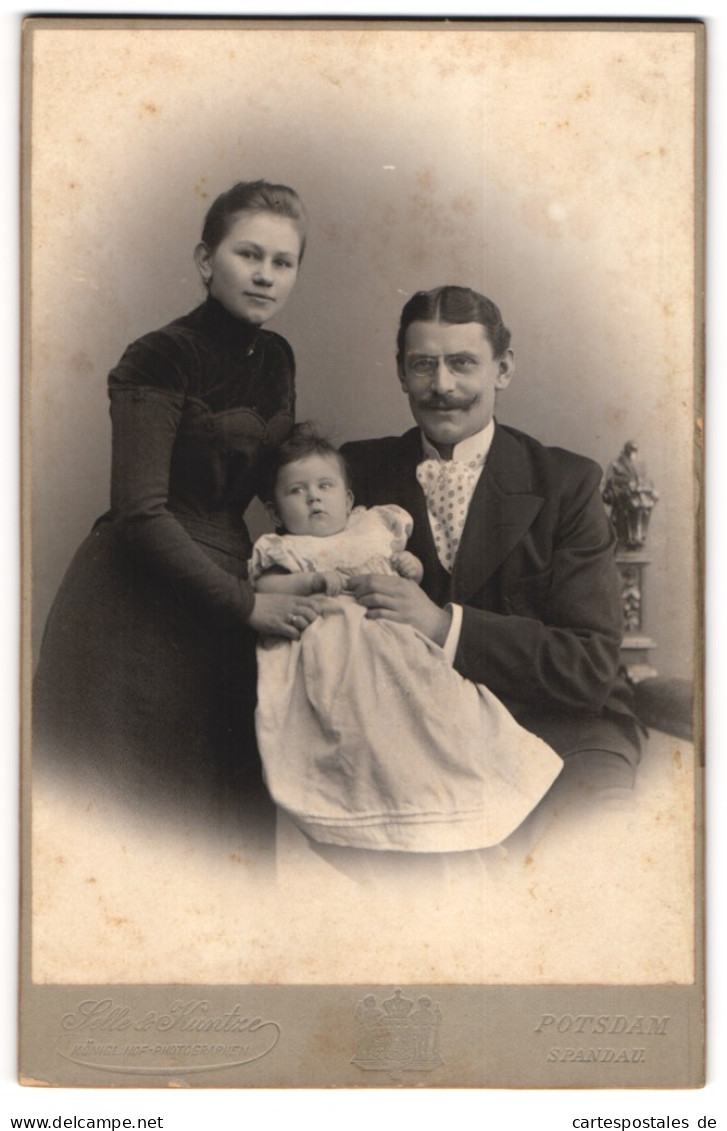 Fotografie Selle & Kuntze, Potsdam, Junges Elternpaar Thomann Mit Ihrem Kind, 1900  - Personnes Anonymes