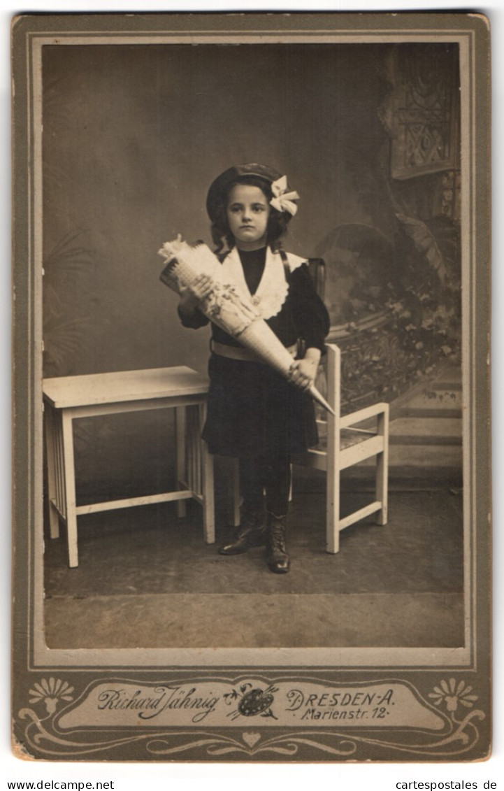 Fotografie Richard Jähnig, Dresden, Niedliches Kleines Mädchen Zum Schulanfang Mit Zuckertüte Und Ranzen, 1912  - Anonyme Personen