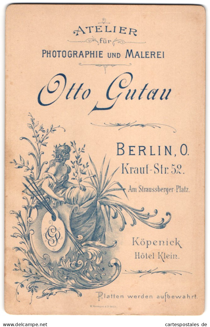 Fotografie Otto Gutau, Berlin, Kraut-Str. 52, Frau In Toga Mit Wappenschild Samt Monogramm  - Anonyme Personen