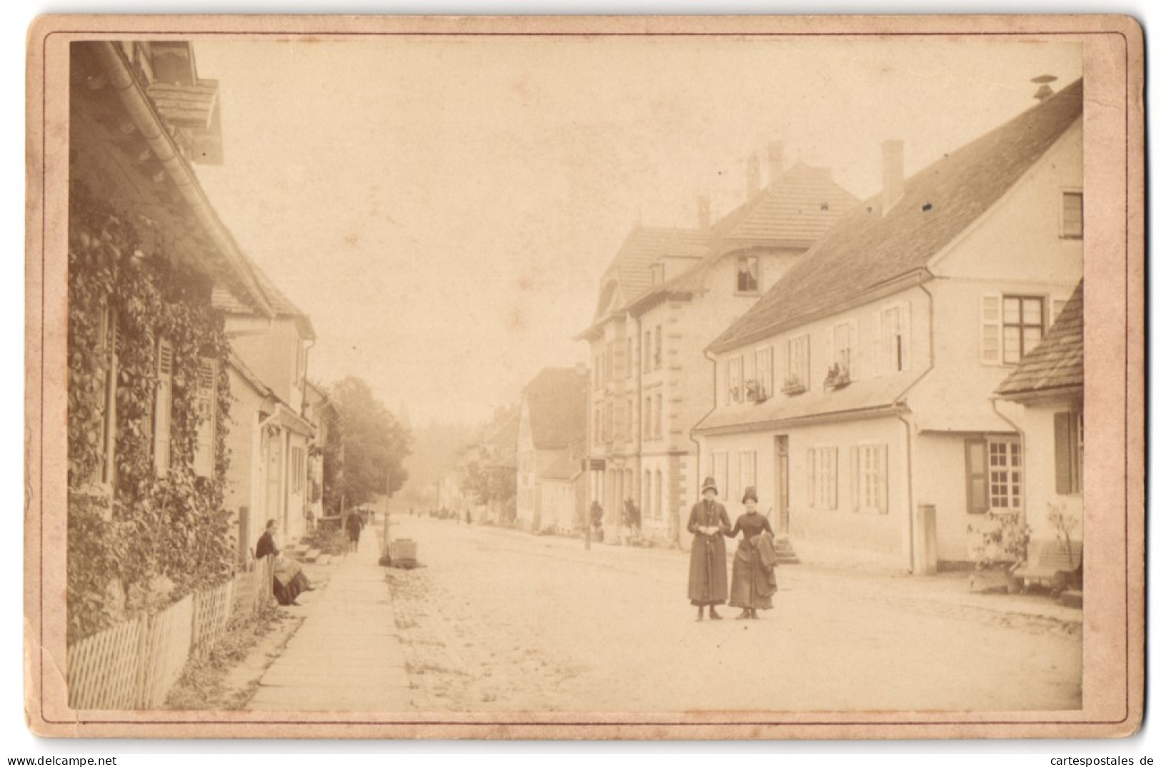 Fotografie W. Seiler, Königsfeld I. Schw., Ansicht Königsfeld I. Schw., Strassenpartie Im Ort Mit Wohnhäusern  - Orte