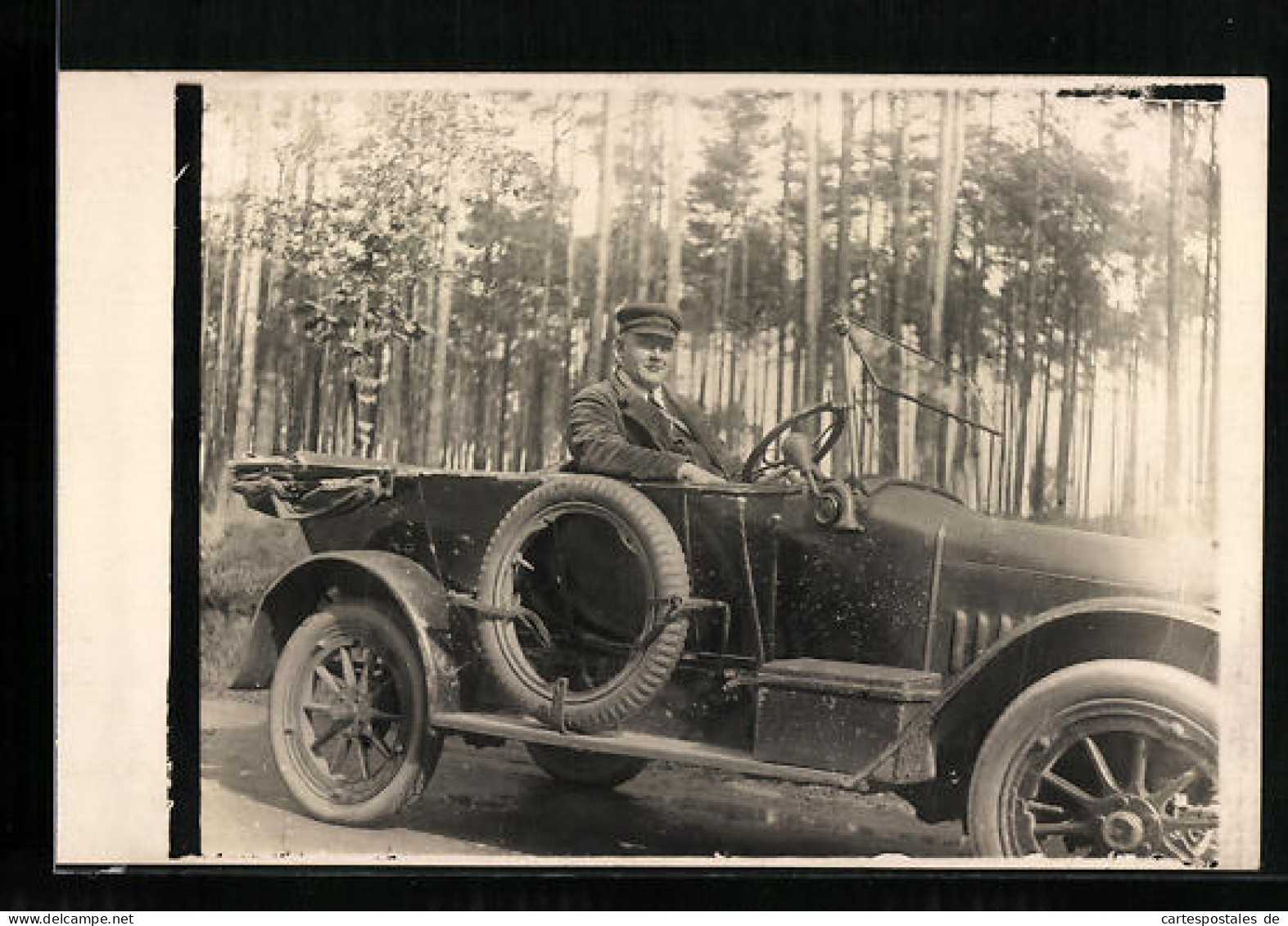 Foto-AK Herr Im Cord-Anzug Am Steuer Seines Autos  - Voitures De Tourisme