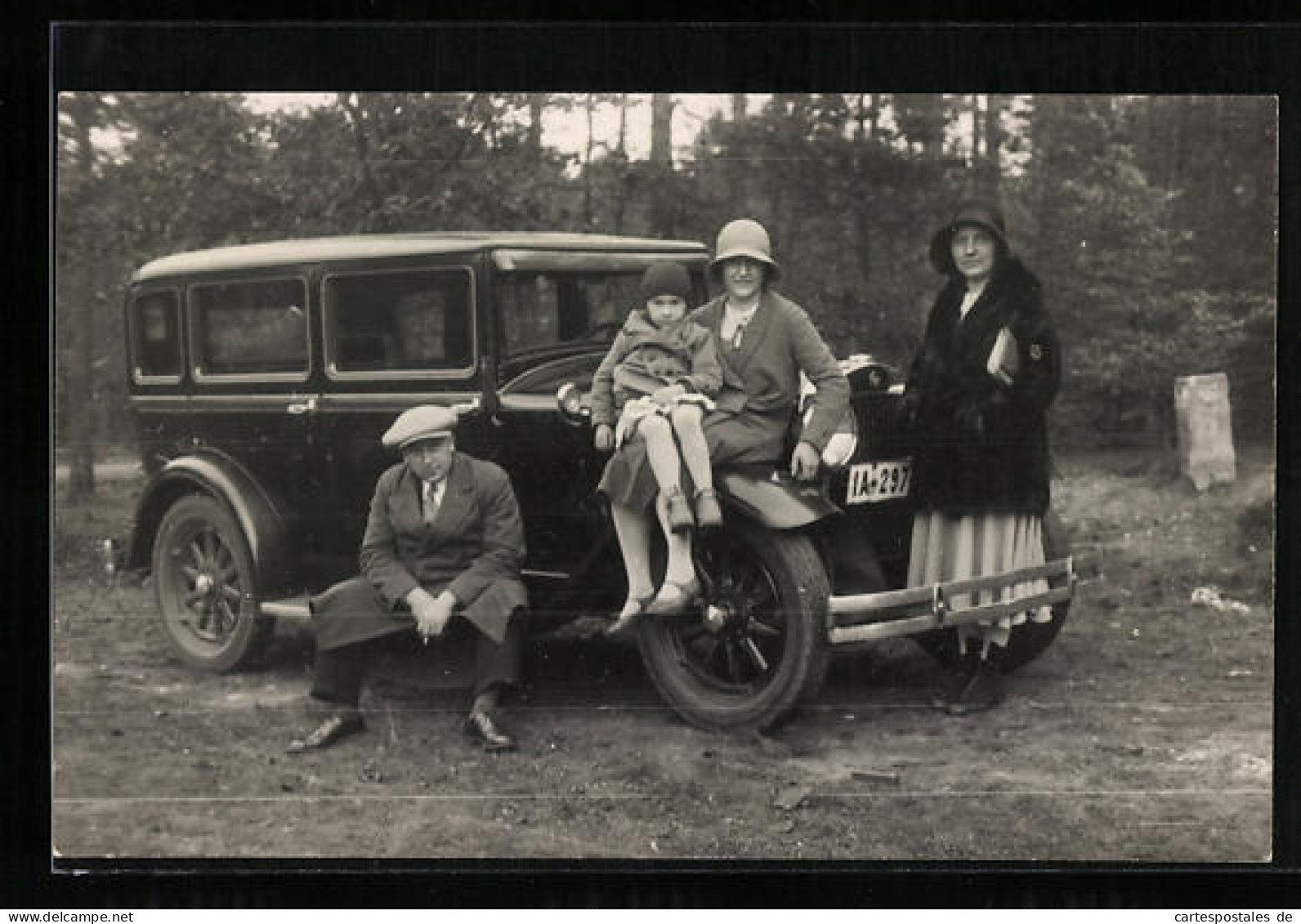 Foto-AK Familie Sitzt Auf Ihrem Auto  - PKW